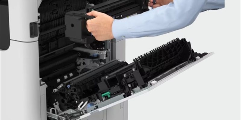 Técnico trocando unidade de imagem dentro de multifuncional Canon