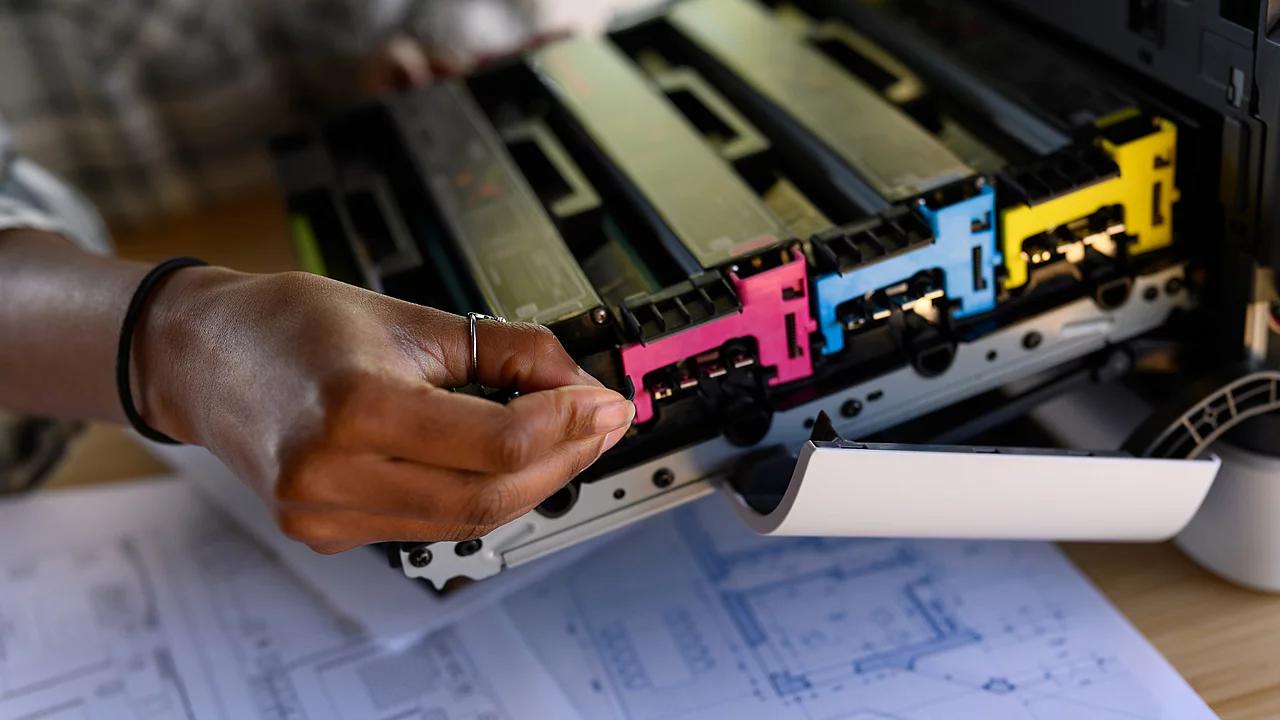 Troca de cartucho de toner colorido em impressora multifuncional