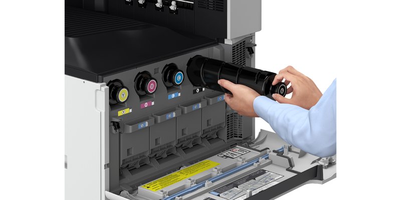 Mãos instalando cilindro de toner colorido em multifuncional Canon